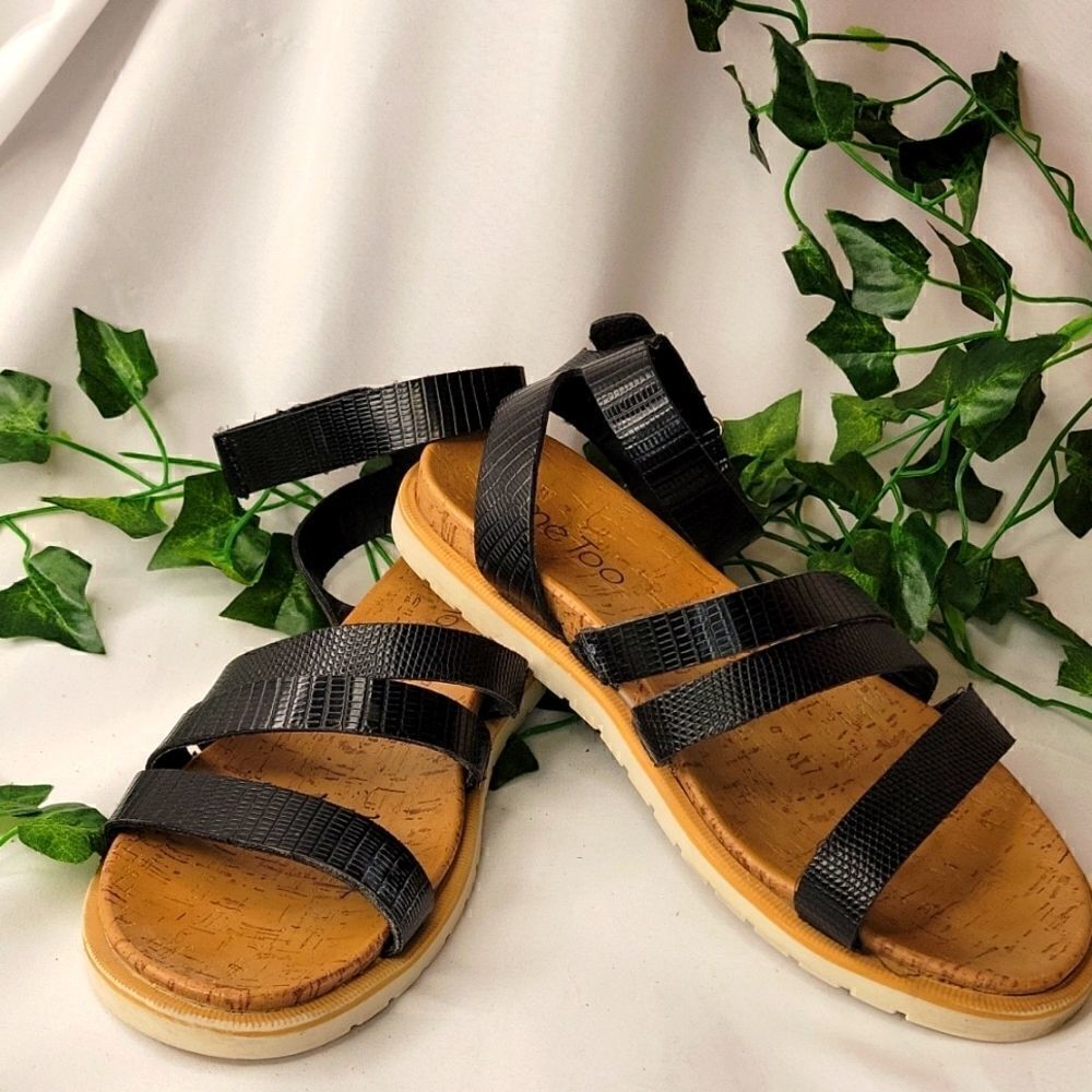 Me too. Black sandals. Fits size 7 to 7.5. EUC